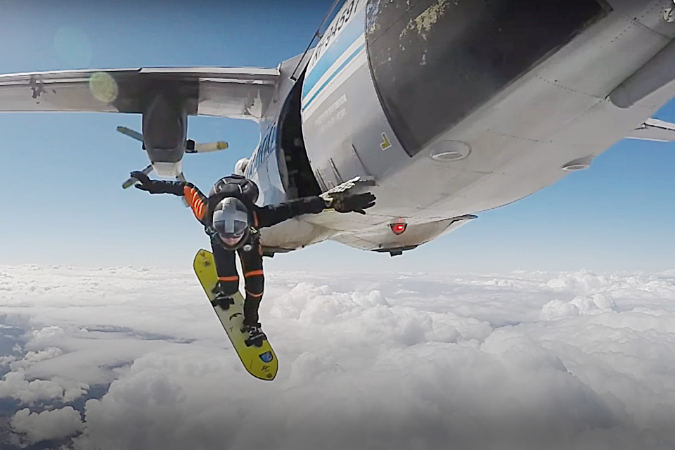 Berselancar di Udara dengan Skysurfing. Bikin Tegang, Bro!