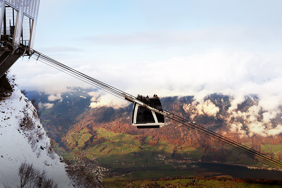 Ada Wahana Berdiri di Atas Kereta Gantung, Berani?