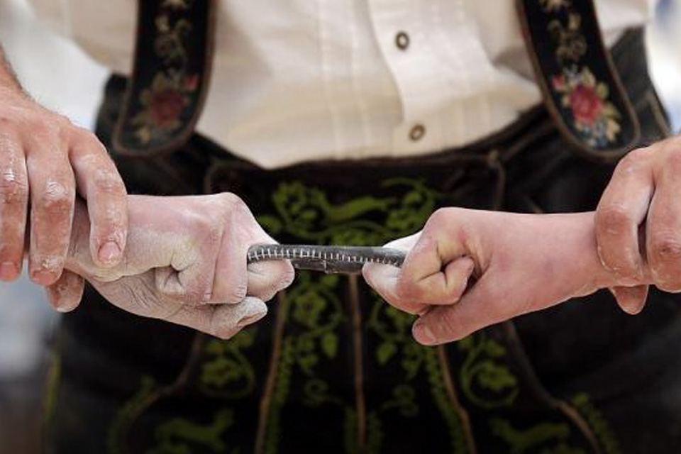 Fingerhakeln, Uji Kekuatan Lewat Gulat dengan Jari Tengah 