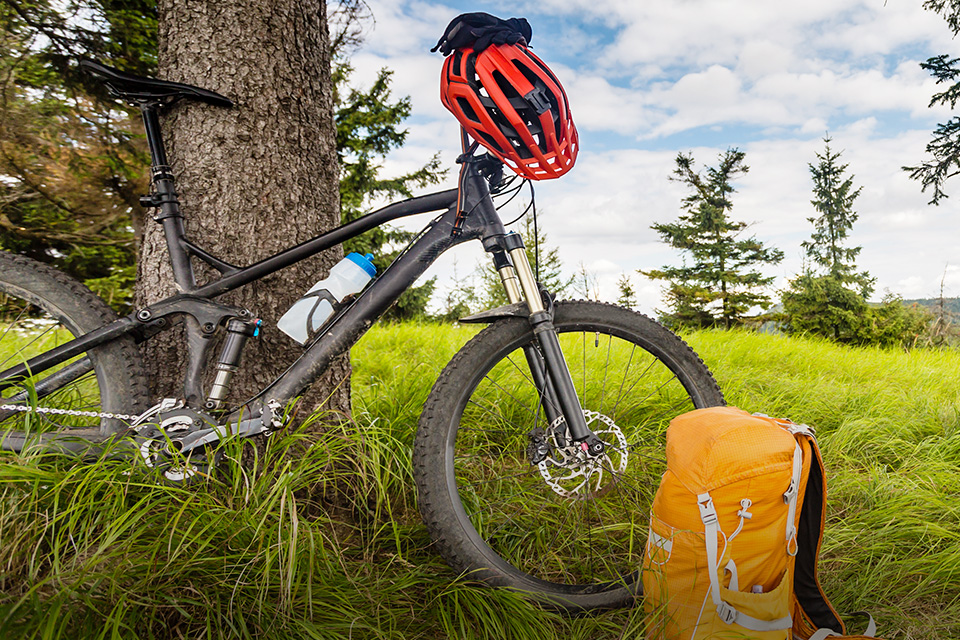 Peralatan Penting yang Wajib Lo Bawa Saat Bersepeda Jarak Jauh