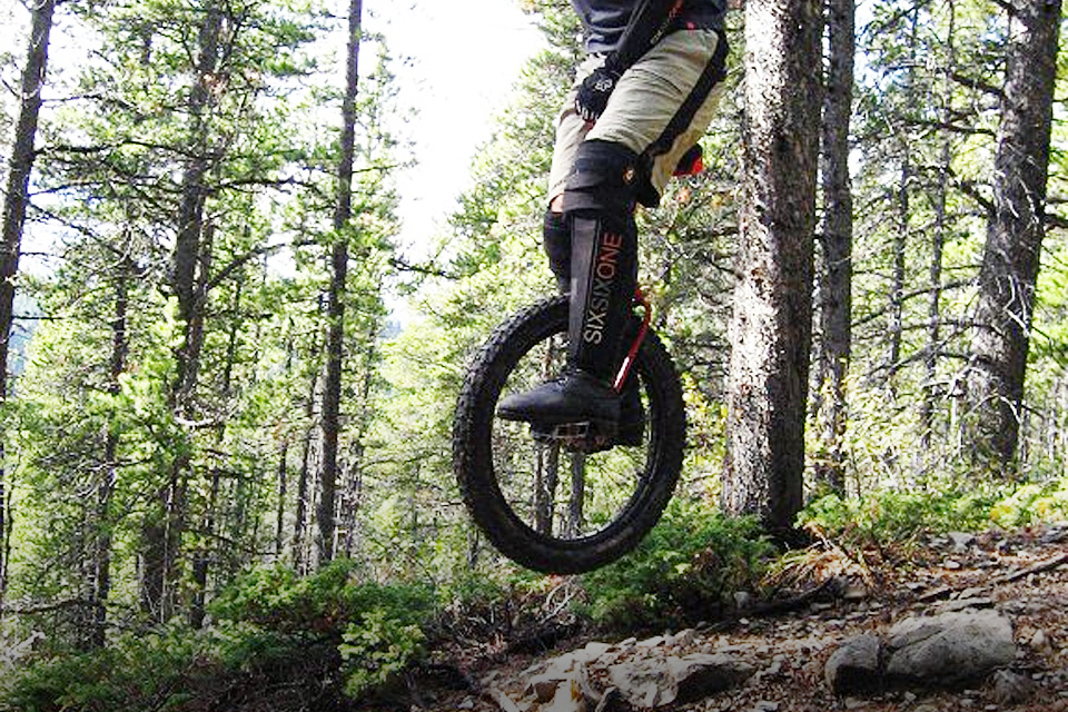 Mau Jajal Manuver Menantang di Gunung? Cobain Mountain Unicycling!