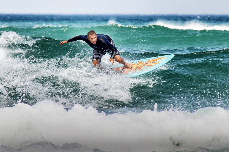 Belajar Cara Pandang Positif dari Olahraga Surfing 