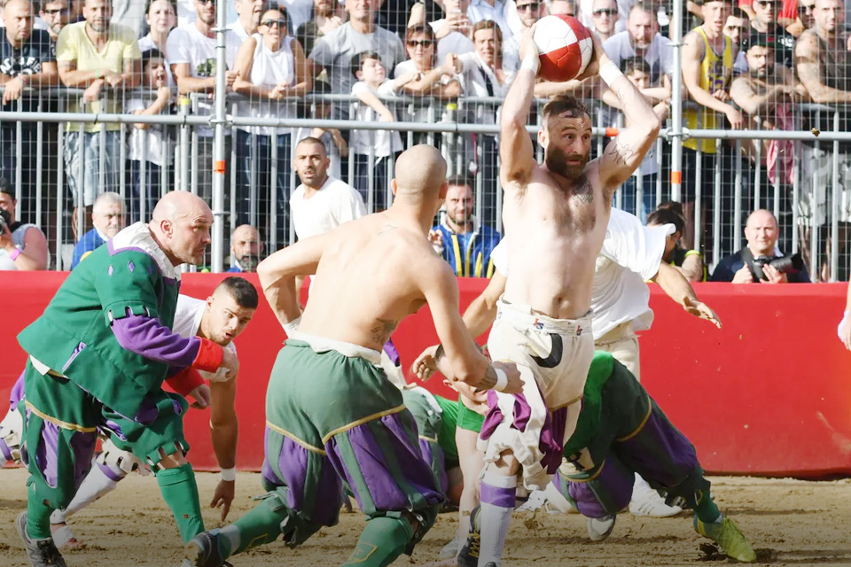 Calcio Storico, Olahraga Brutal Bak Pertarungan Gladiator