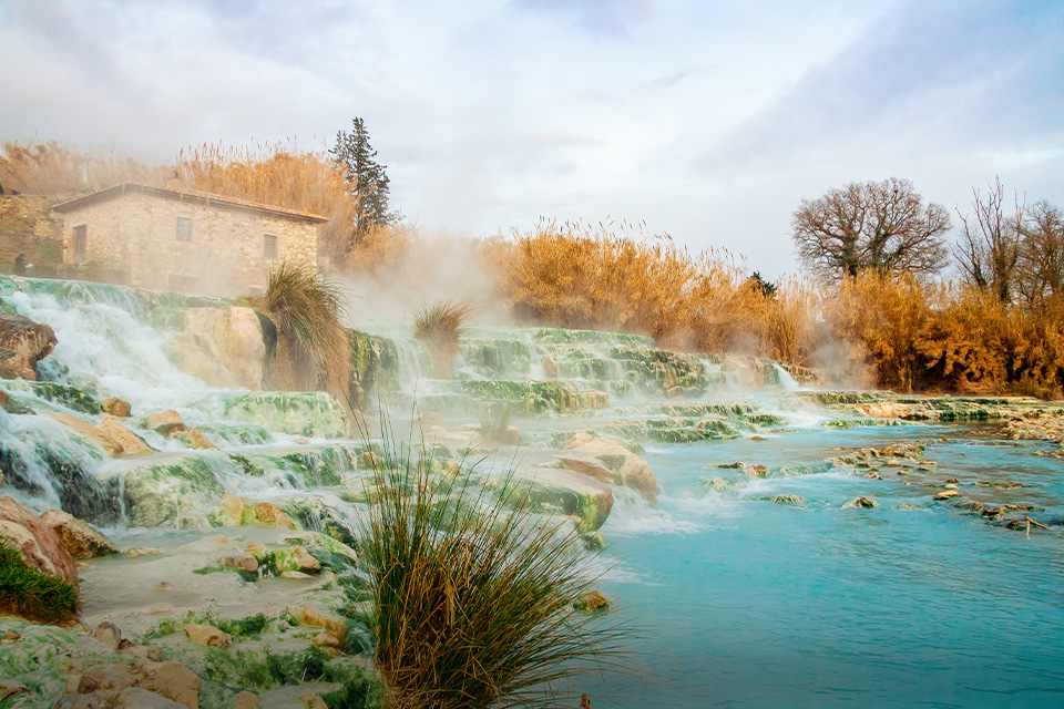 Berendam Air Hangat di Cascate del Mulino, Air Terjun Kincir di Italia
