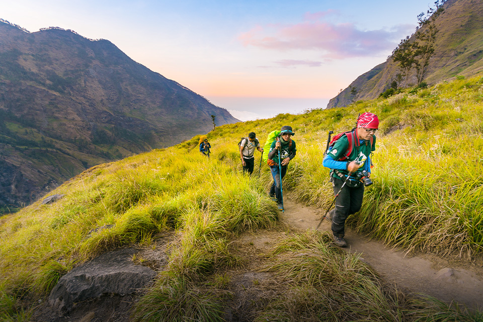 Sudah Tahu Bedanya Mendaki Gunung di Indonesia dan Luar Negeri, Bro?