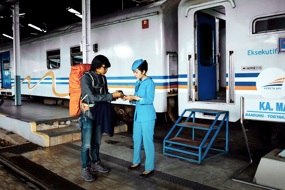 Sering Traveling Naik Kereta? Kenalan Yuk Sama Pramugari KA