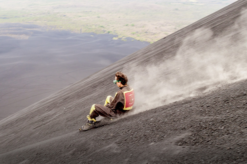 Volcano Boarding, Cara Asyik 'Kebut-kebutan' di Gunung Berapi