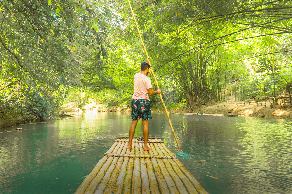 Lokasi Bamboo Rafting Paling Menantang di Indonesia