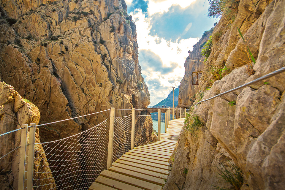 Jalur Pendakian Paling Ekstrem di Dunia, Berani Coba Bro?
