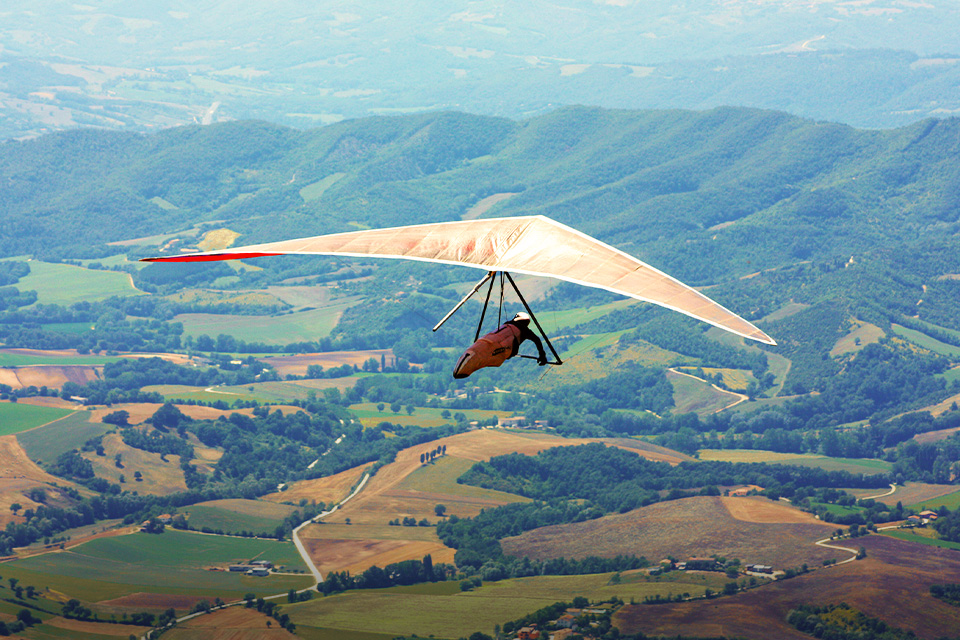 Menikmati Panorama Alam dari 'Mata Elang' Lewat Hang Gliding