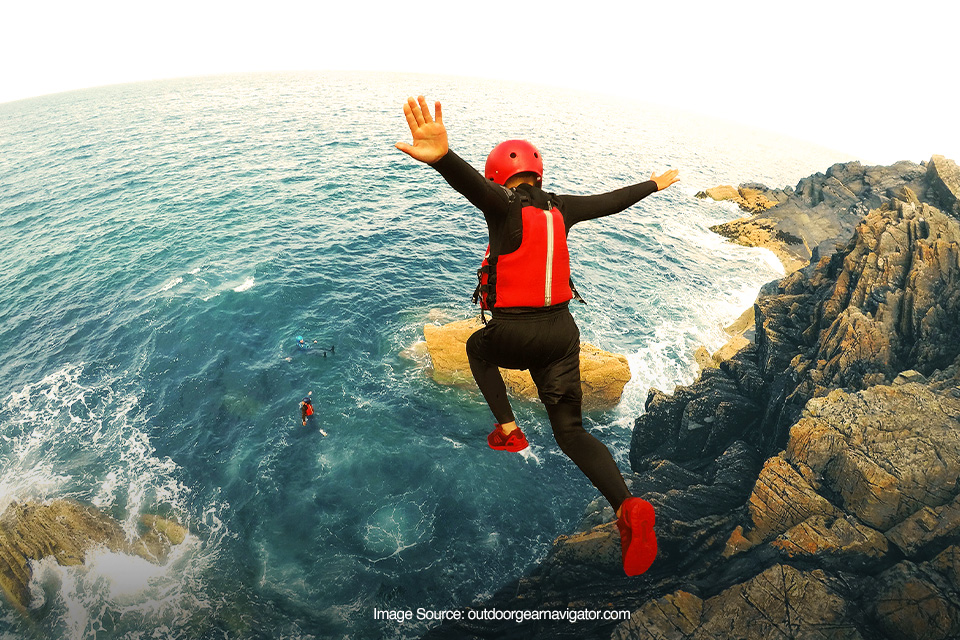 Bernyali Besar? Coba Coasteering Bro, Mendaki Tebing Terus Lompat ke Air!