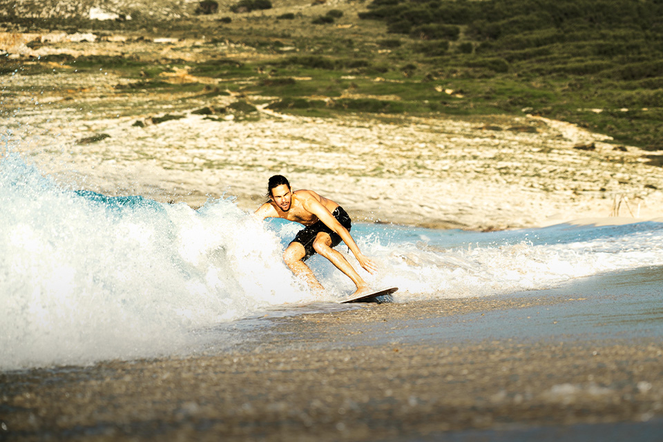 Serunya Akrobatik di Ombak Mepet Pantai, Wajib Jajal Skimboarding Bro! Serunya Akrobatik di Ombak Mepet Pantai, Wajib Jajal Skimboarding Bro!