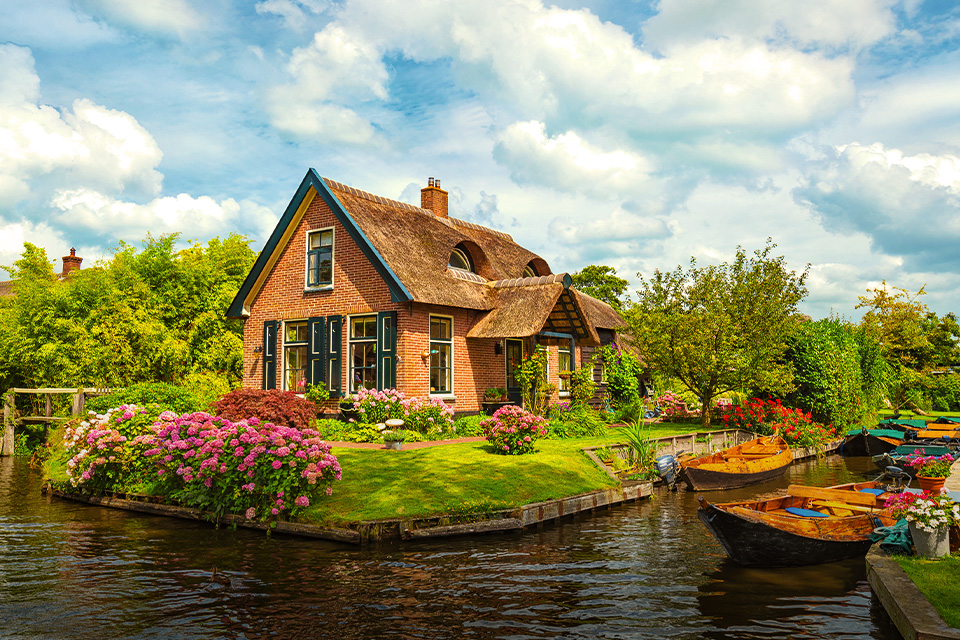 Suasana Desa Giethoorn yang Asri Tanpa Polusi di Belanda!