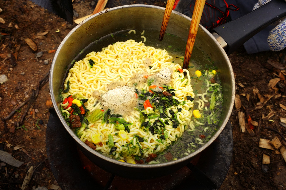 Mulai Sekarang Jangan Bawa Bekal Mi Instan Buat Naik Gunung Ya, Bro!