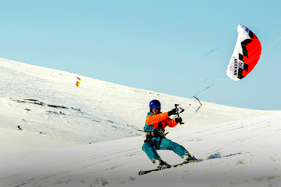 Snowkiting, Sensasi Beda Berselancar Lalu 'Terbang' di Atas Es