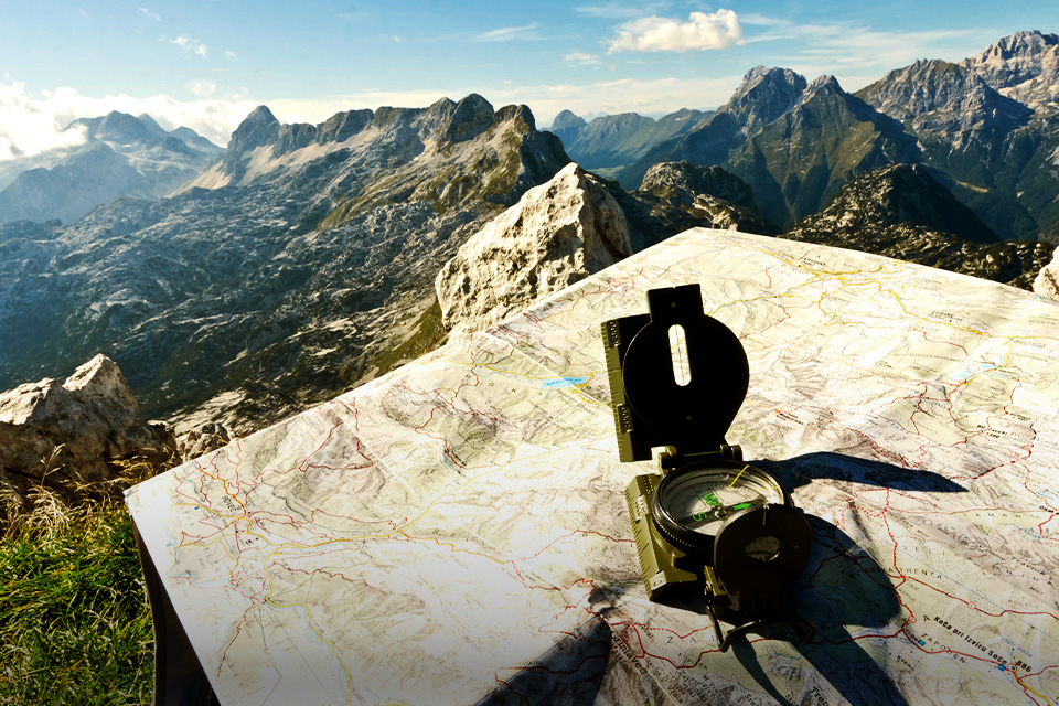 Cara Menggunakan Kompas dengan Perhatikan Arah Mata Angin