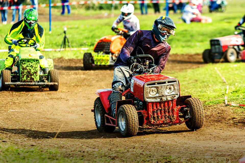 Balapan Pakai Mesin Potong Rumput, Kencang Juga Sih, Bro!