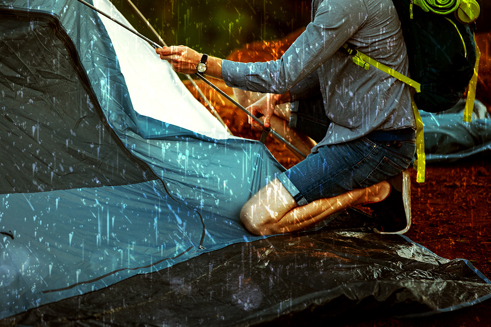 Mendirikan Tenda Saat Hujan Badai? Jangan Panik Bro, Begini Tipsnya