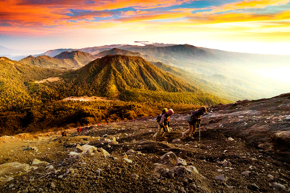 Mendaki Gunung Semeru Wajib Mampir ke Empat Danau Ini, Bro!