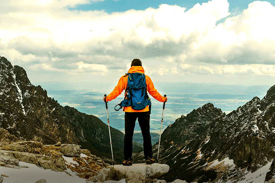 Tips Memilih Baju yang Tepat untuk Mendaki Gunung di Indonesia