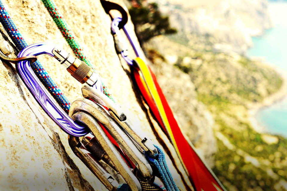 Mau Mulai Panjat Tebing? Kenali Dulu Nih Jenis Carabiner dan Fungsinya