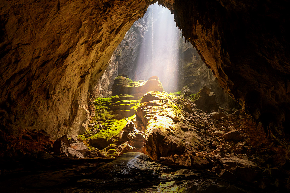 Menguji Adrenalin di Gua Terbesar Hang Son Doong, Vietnam