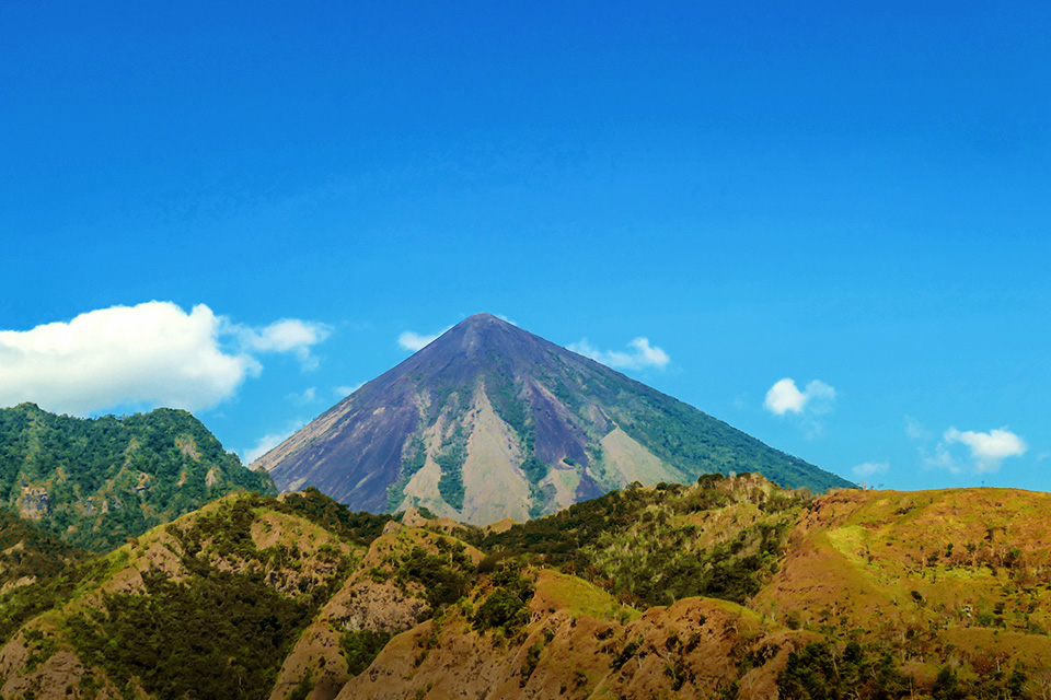 Fakta Menarik Gunung Piramid yang Punya Jalur Pendakian Ekstrem