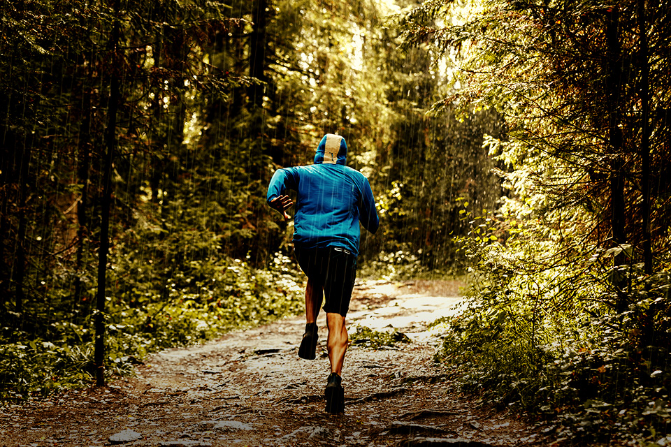 Tips Aman Olahraga Lari Saat Hujan