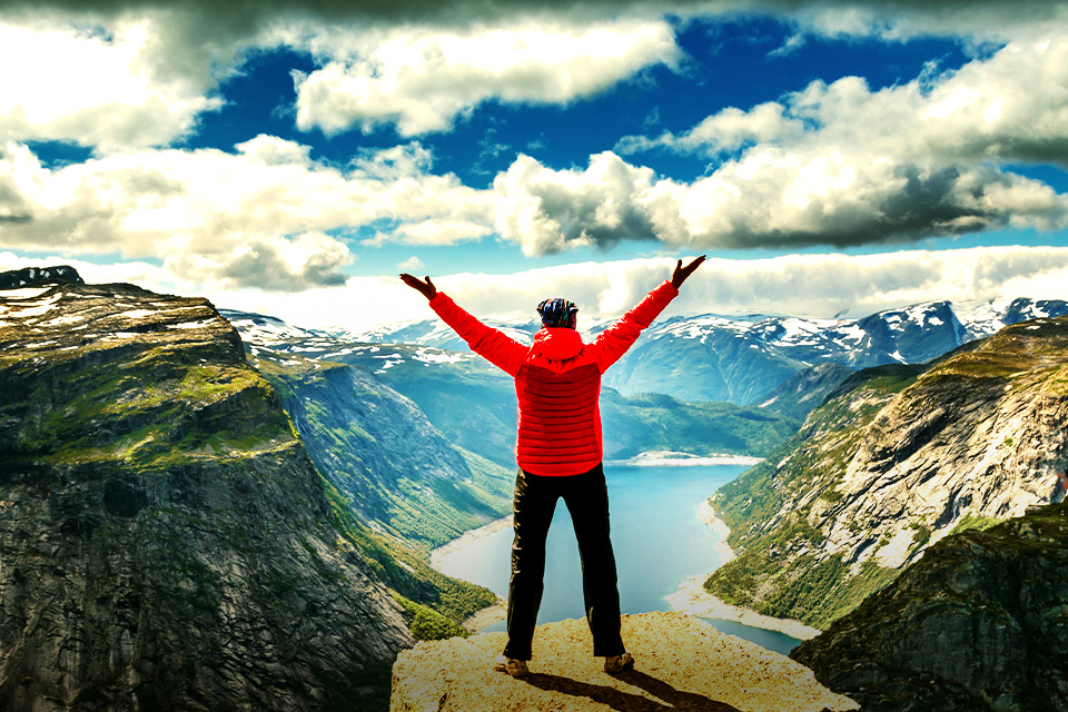 Pentingnya Pakaian Warna Cerah Saat Beraktivitas Outdoor