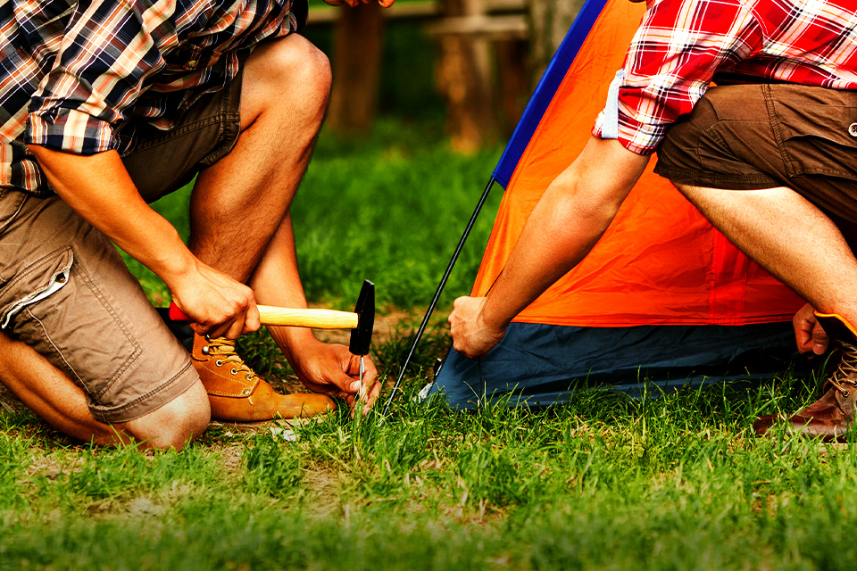 Barang-barang Ini Bisa Lo Manfaatin Jadi Tenda Darurat