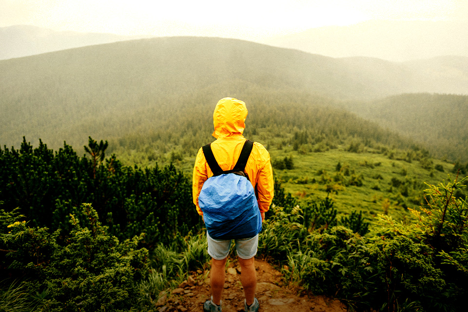 Peralatan Wajib Kalau Mau Mendaki Gunung di Musim Hujan