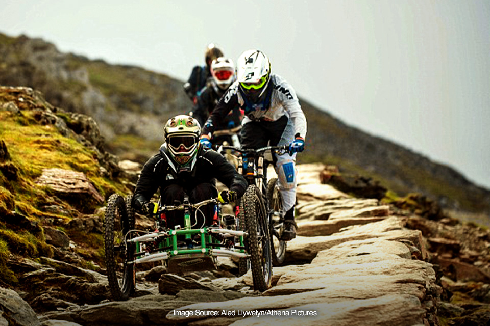 Melihat Aksi Ekstrem Sepeda Downhill Beroda Empat