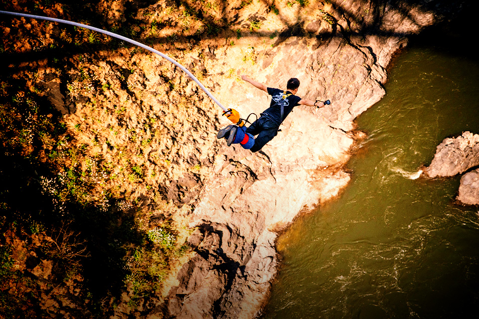 Ini Bedanya Rope Jumping Sama Bungee Jumping, Bro!