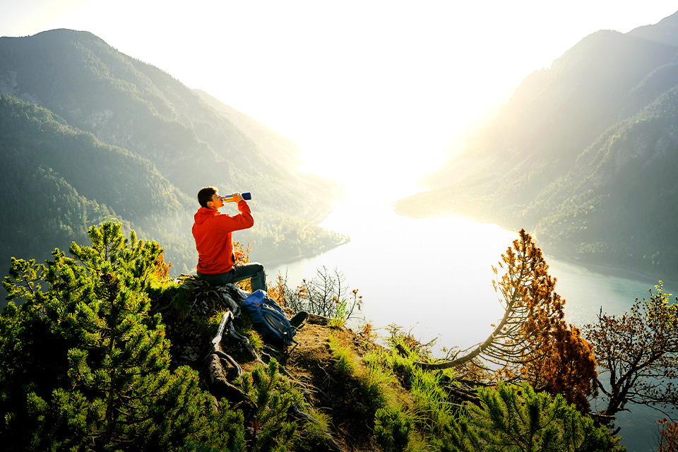 Cegah Dehidrasi, Ini Tips Kelola Air Minum Selama Naik Gunung