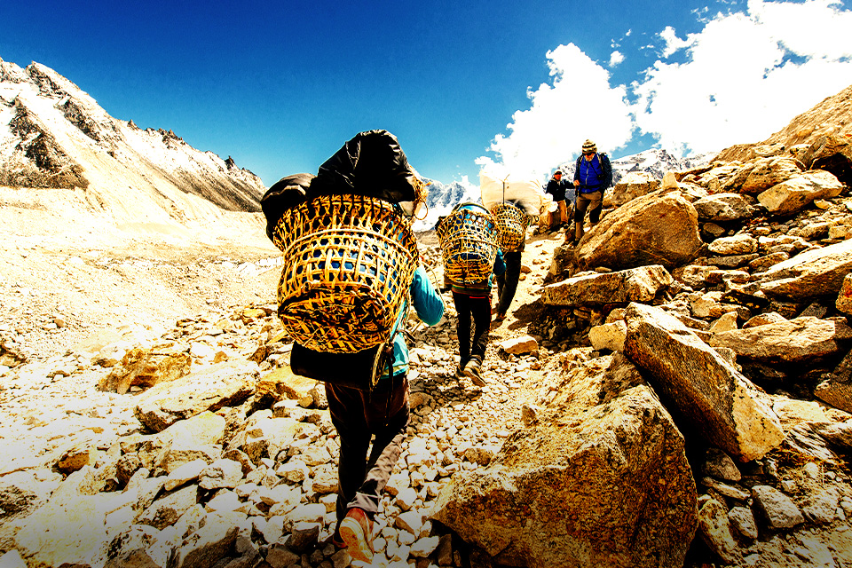 Keuntungan yang Bisa Lo Dapat Kalau Pakai Jasa Porter Gunung