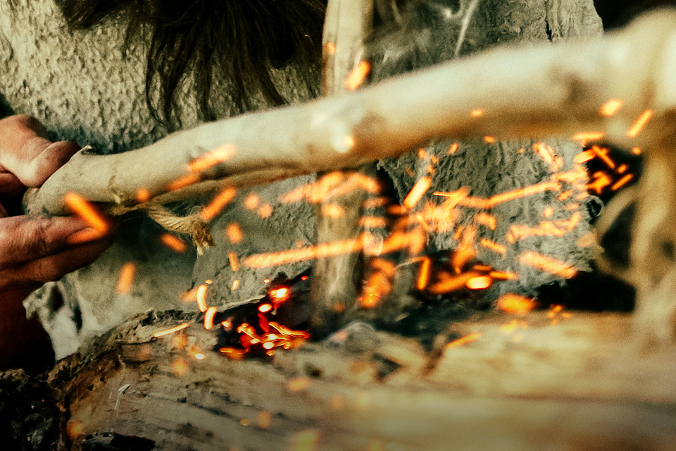 Buat Api di Gunung Pakai Metode Bow And Drill, Sudah Pernah Coba Bro?