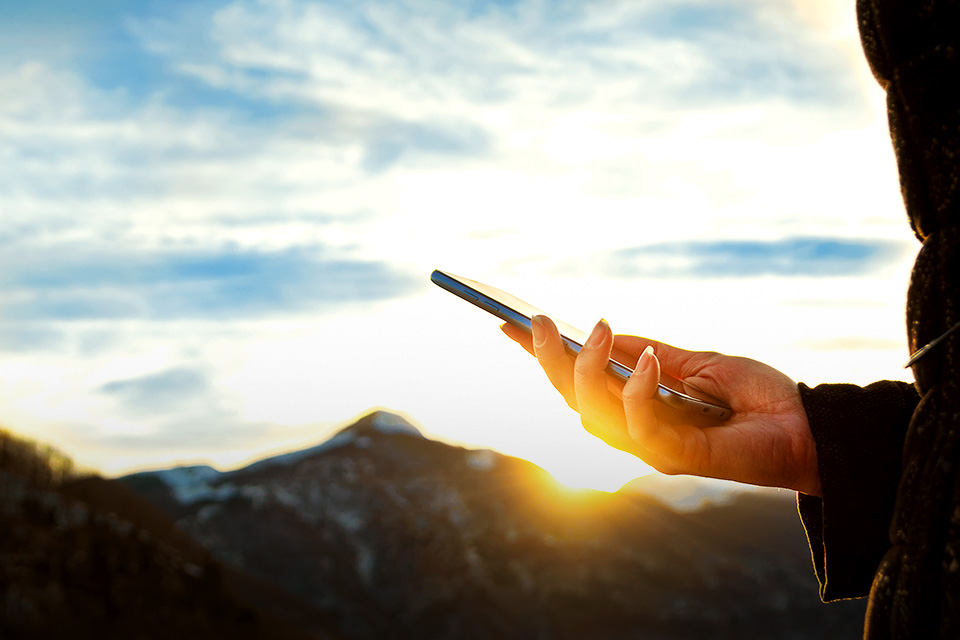 Tips Menghemat Baterai Smartphone Saat Mendaki Gunung