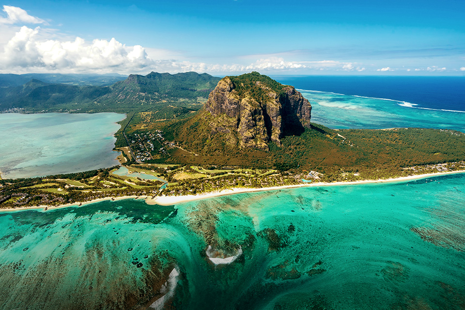 Penampakan Air Terjun Bawah Laut di Mauritius, Ilusi Optik Atau Beneran Ya?
