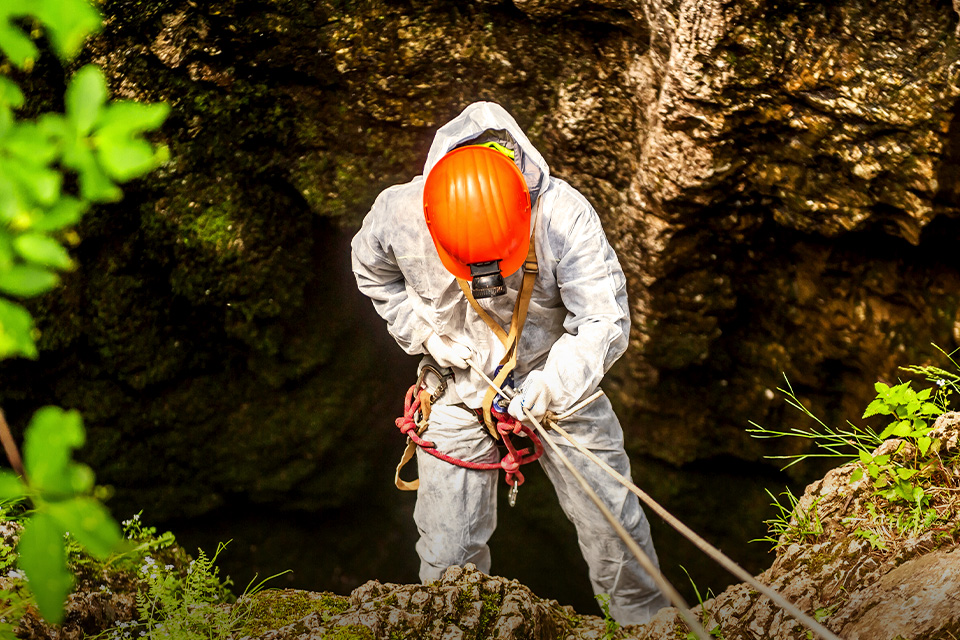 Perlengkapan Caving yang Wajib Dimiliki Secara Perseorangan