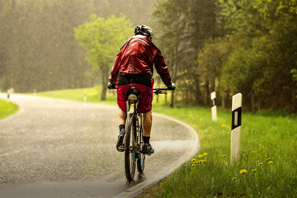 Kayak Gini Cara Milih Jas Hujan yang Tepat Buat Gowes, Bro!