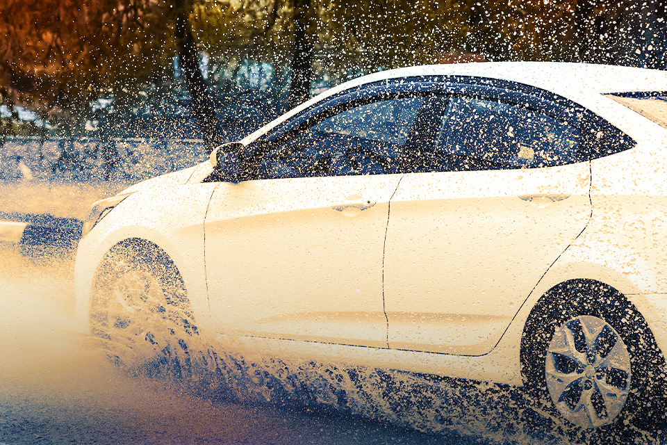 5 Tips Aman Bawa Mobil Saat Hujan Deras