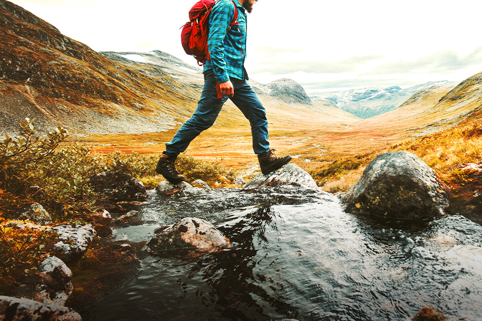 Awas Salah Langkah, Begini Cara Menyeberang Sungai Saat Naik Gunung