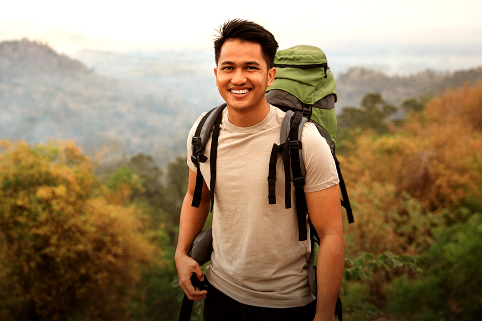 Buat Cowok, Begini Cara Ngejaga Kebersihan Wajah Saat Naik Gunung