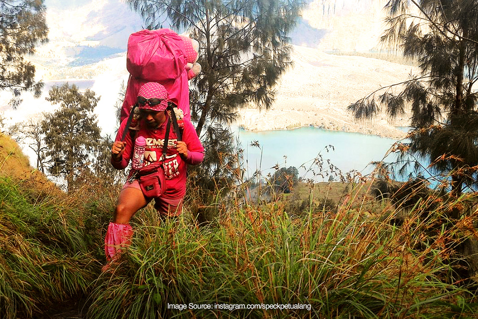 Gemas Maksimal! Kenalan Yuk Sama Komunitas 'Pendaki Pink' Super Unyu