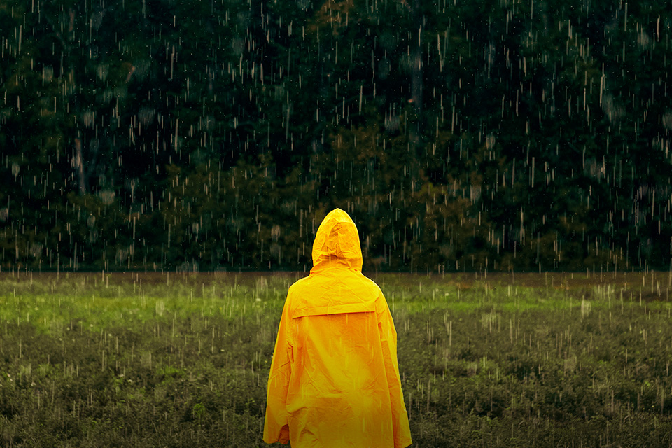 9 Kegunaan Jas Hujan Ponco Buat Petualangan di Alam Bebas