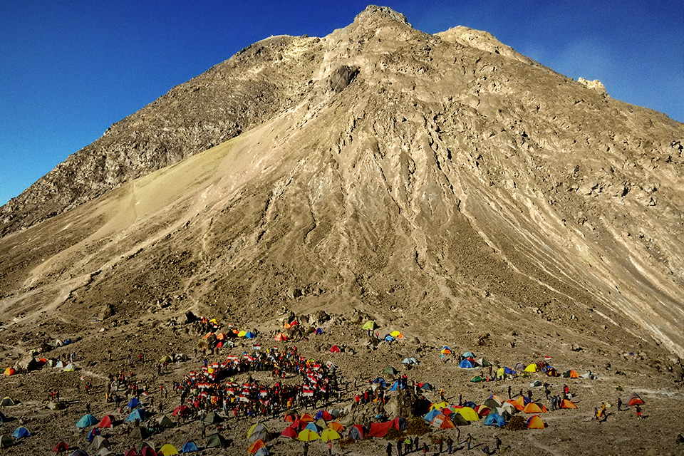 Makna dari Nama Tempat Unik di Gunung-gunung Indonesia