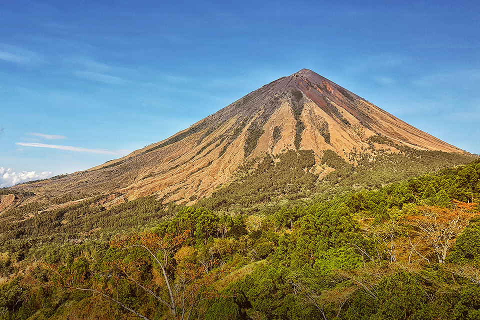 Menjelajah Pegunungan yang Menakjubkan di Bajawa