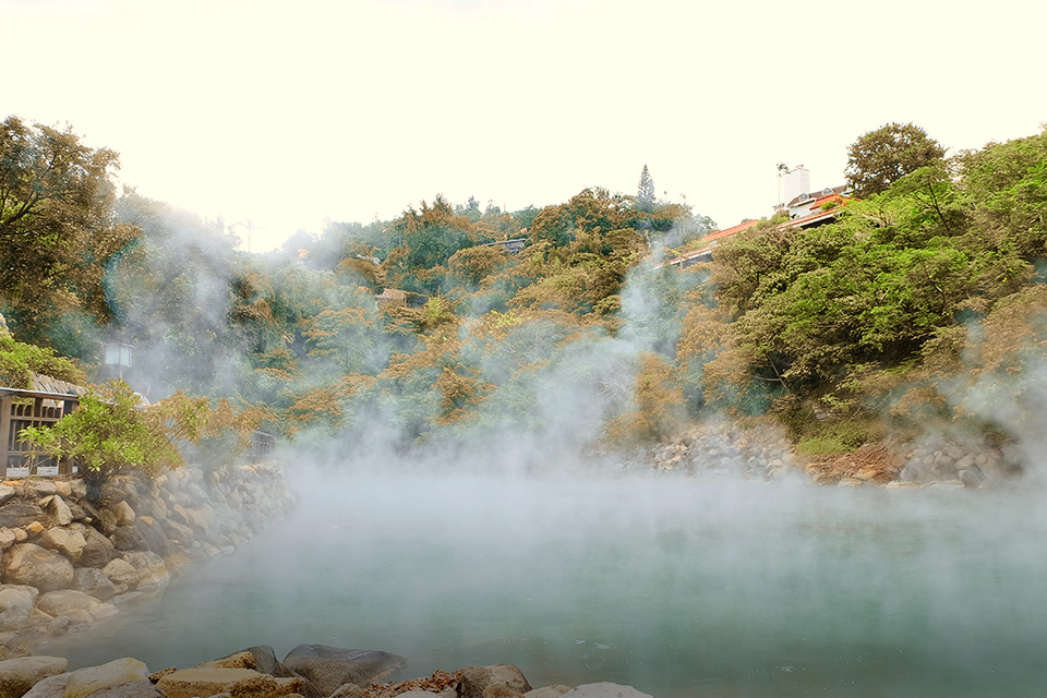 5 Pemandian Air Panas Menakjubkan di Tengah Hutan Indonesia