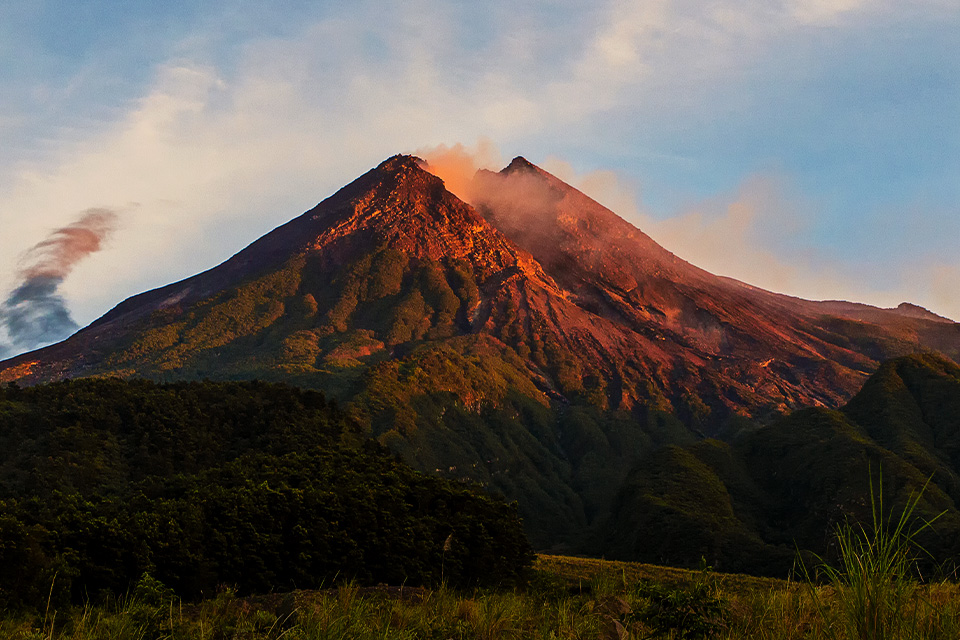 Kisah Mitologi Gunung Merapi yang Jadi Penyeimbang Pulau Jawa
