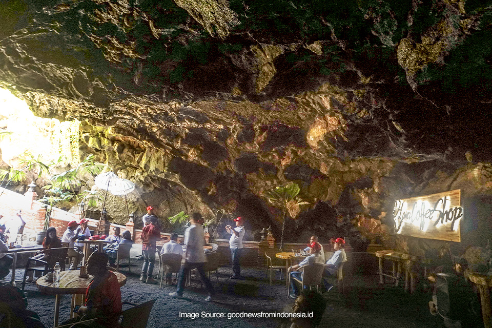 Sensasi Ngopi Sambil Wisata di Dalam Gua Lawa, Purbalingga